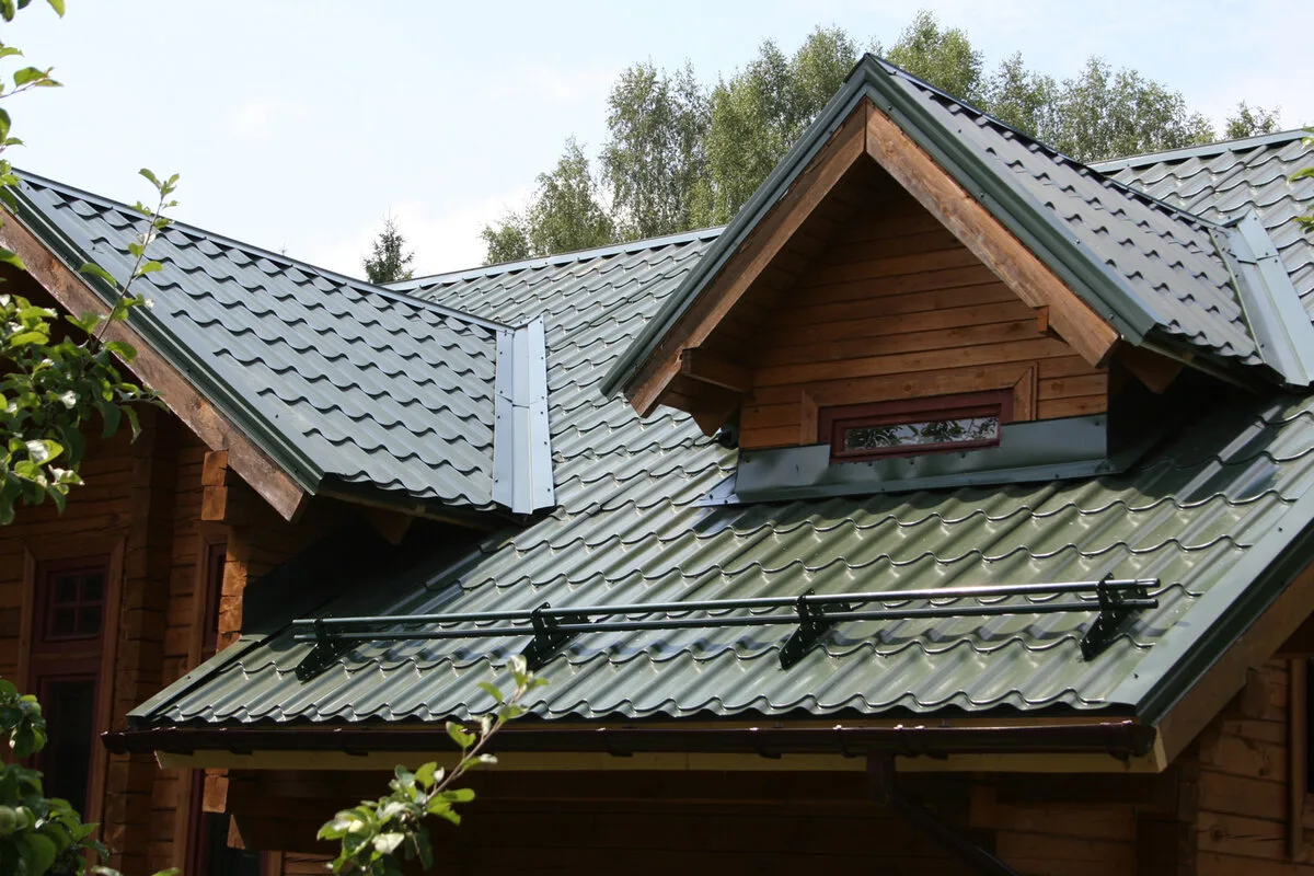 Монтаж кровли из металлочерепицы от компании «Альбатрос»
