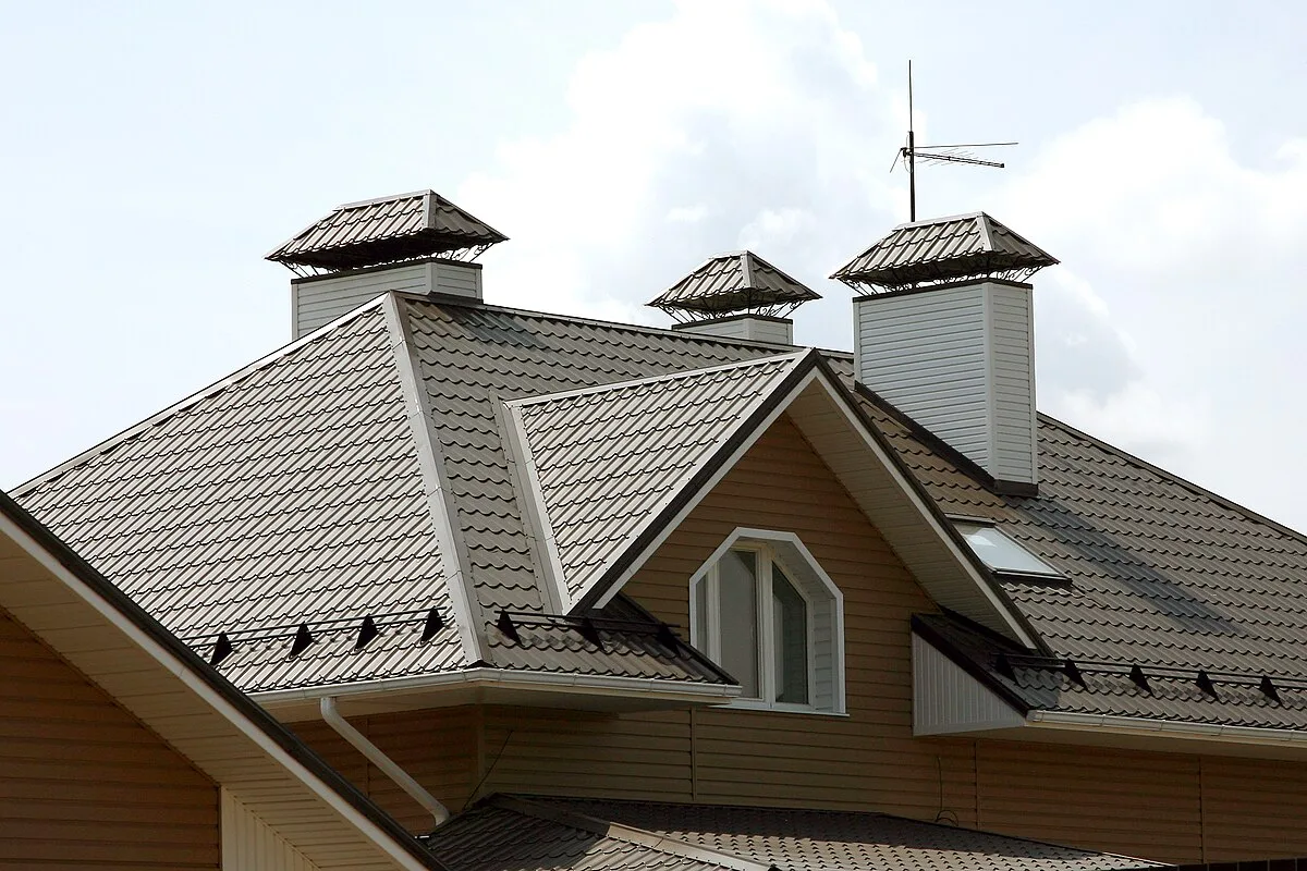 Монтаж кровли из металлочерепицы от компании «Альбатрос» в Краснодаре