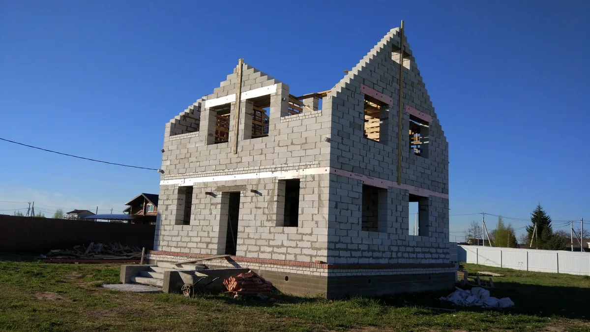 Строительство дома из газоблоков от компании «Альбатрос» фото примеров работ
