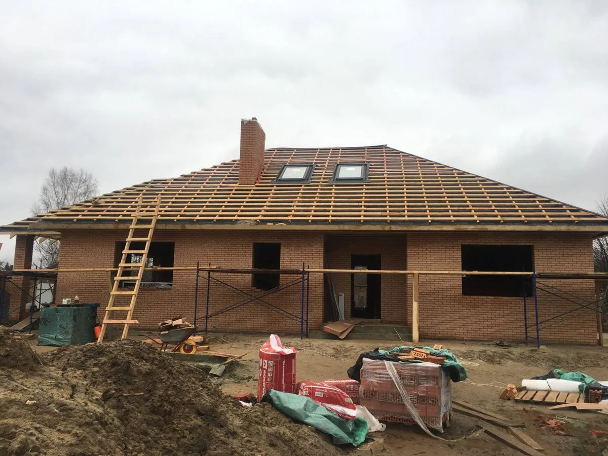 Монтаж кровли из металлочерепицы от компании «Альбатрос» примеры работ