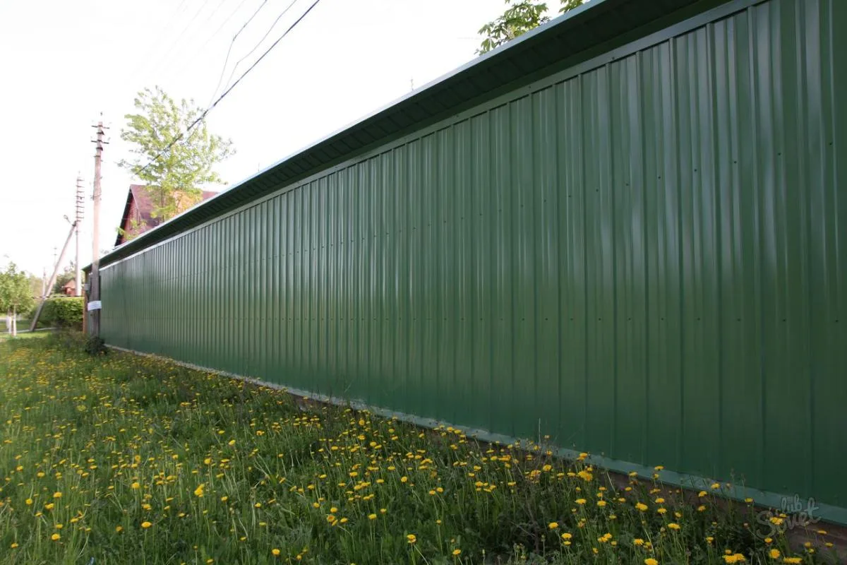 Установка забора из профлиста от компании «Альбатрос» в Краснодаре