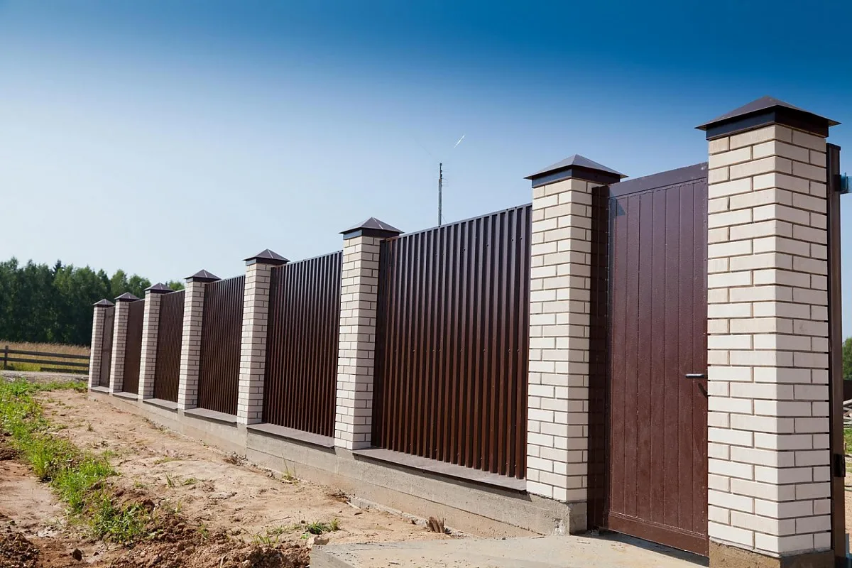 Установка забора из профлиста от компании «Альбатрос»