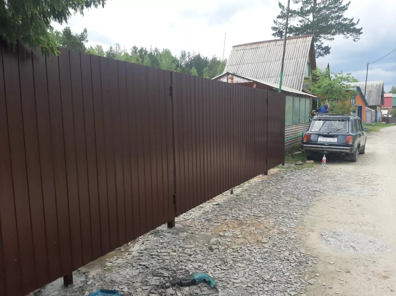 Установка забора из профлиста от компании «Альбатрос» пример