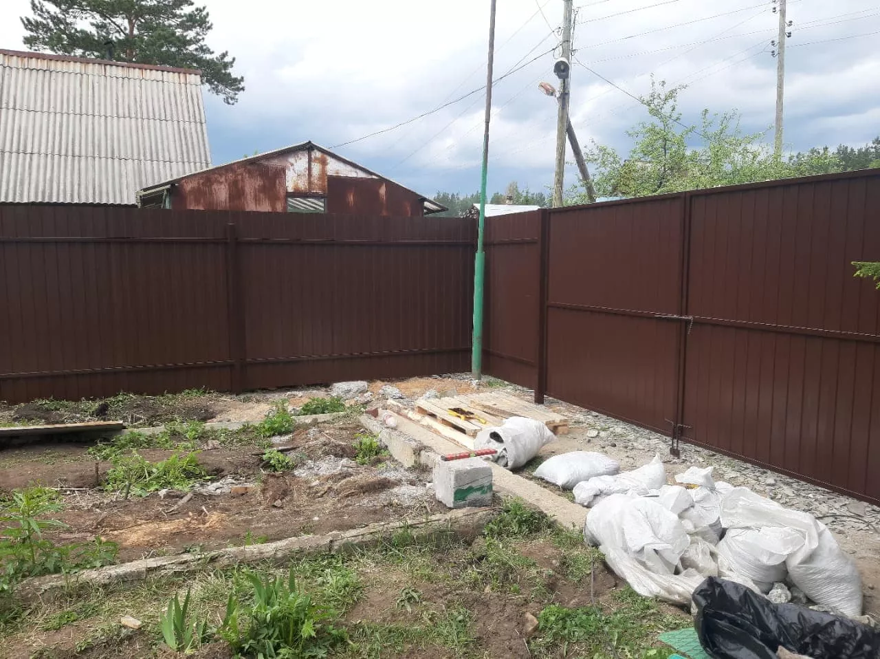 Установка забора из профлиста от компании «Альбатрос» фото