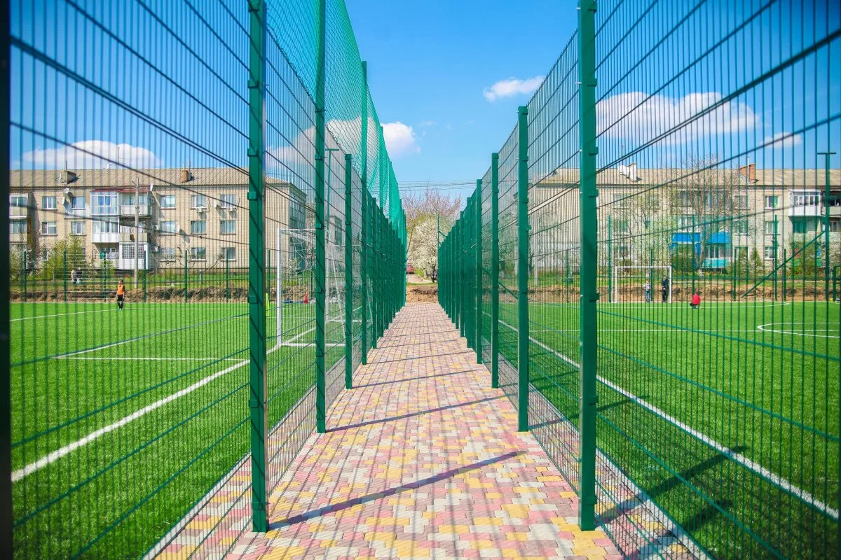 Установка забора из 3D сетки от компании «Альбатрос»