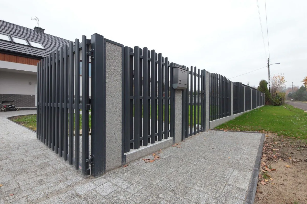 Установка забора из евроштакетника от компании «Альбатрос» в Краснодаре