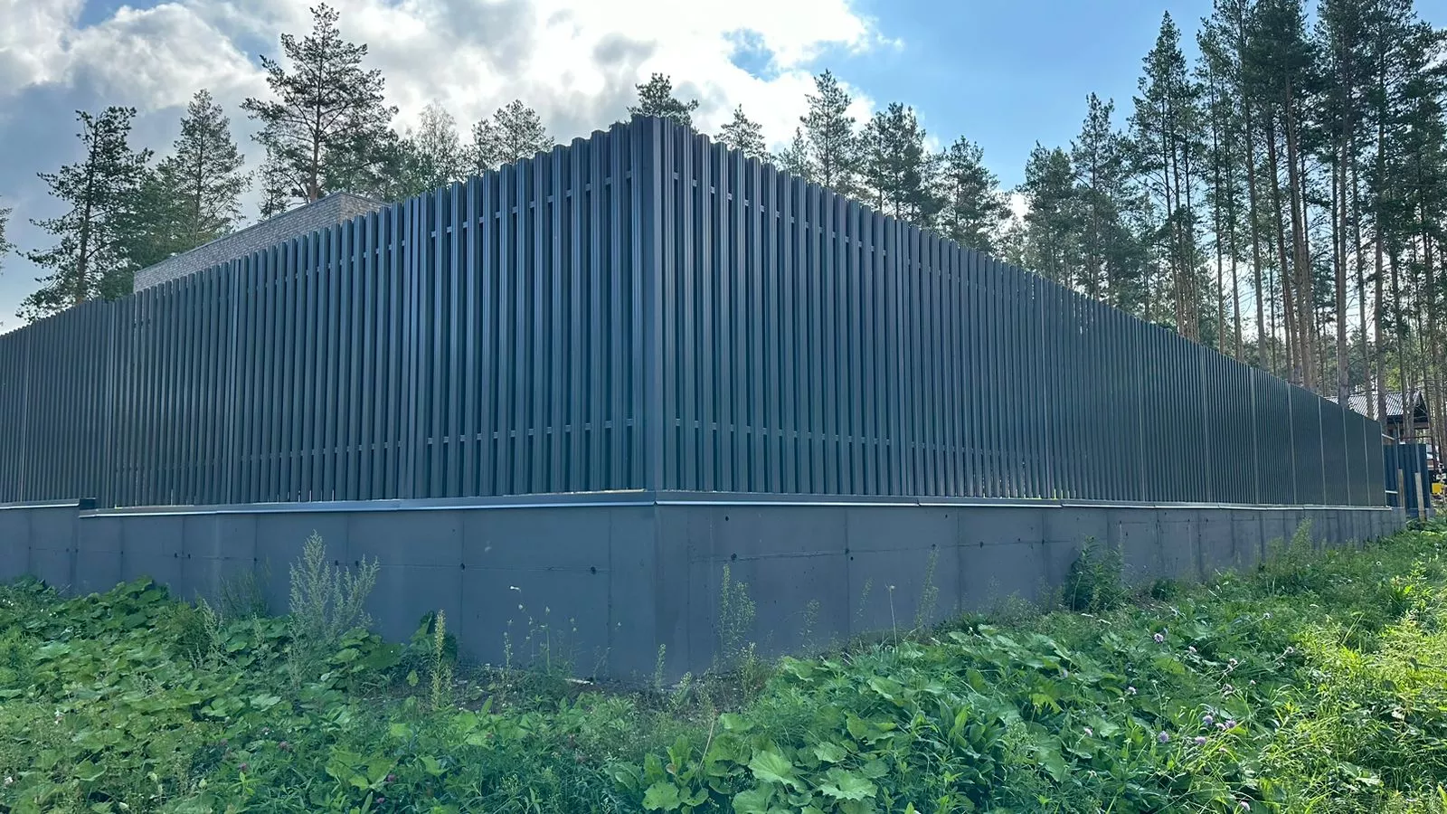 Установка забора из евроштакетника от компании «Альбатрос» наша работа