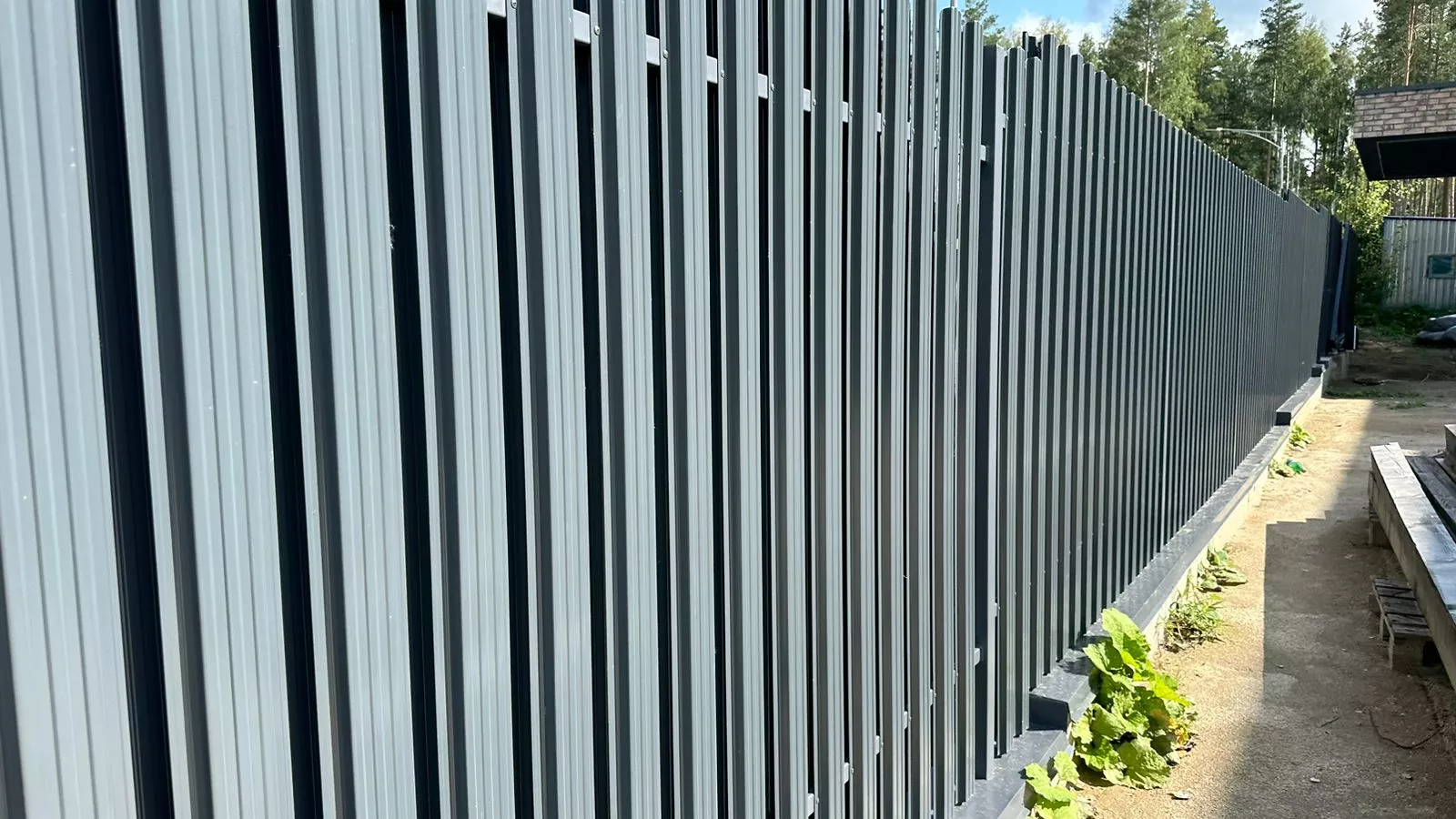 Установка забора из евроштакетника от компании «Альбатрос» фото