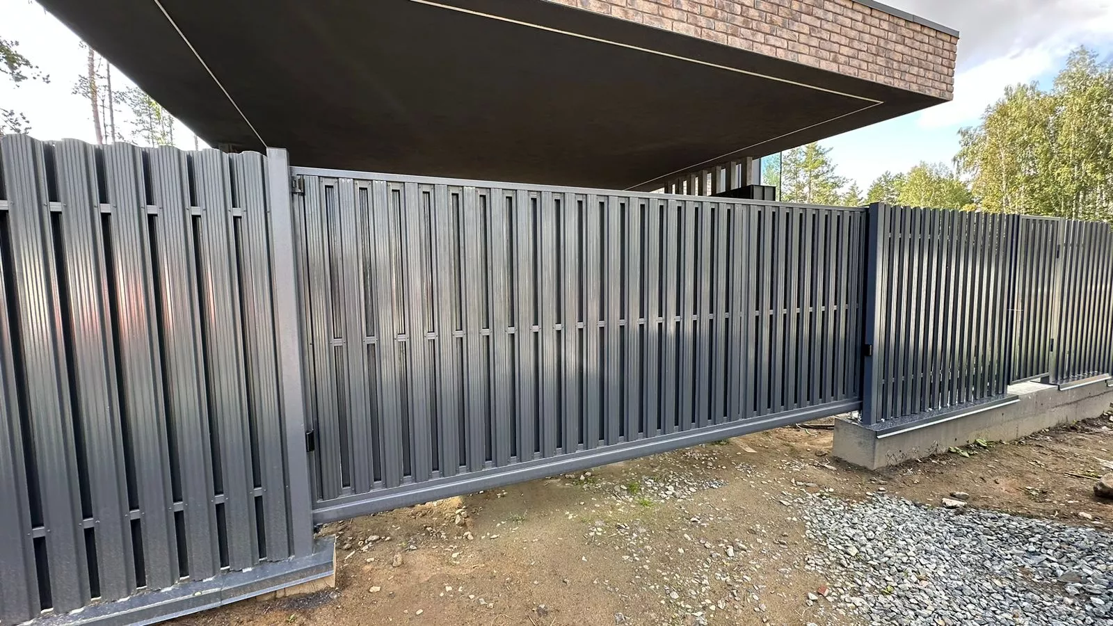 Установка забора из евроштакетника от компании «Альбатрос» пример