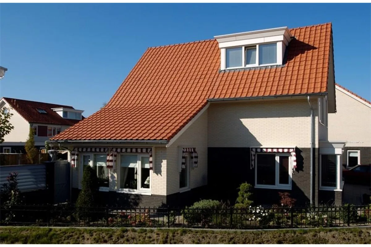 Монтаж кровли из натуральной черепицы от компании «Альбатрос» в Краснодаре