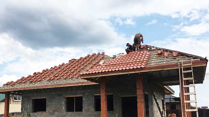 Монтаж кровли из натуральной черепицы от компании «Альбатрос» примеры работ