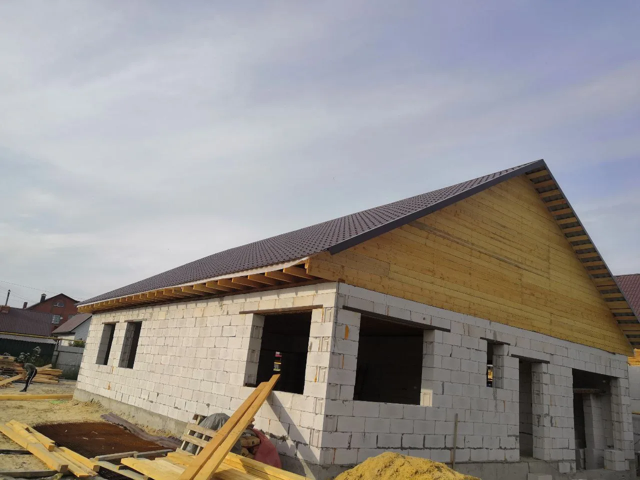 Монтаж кровли из профнастила / профлиста от компании «Альбатрос» выполненная работа