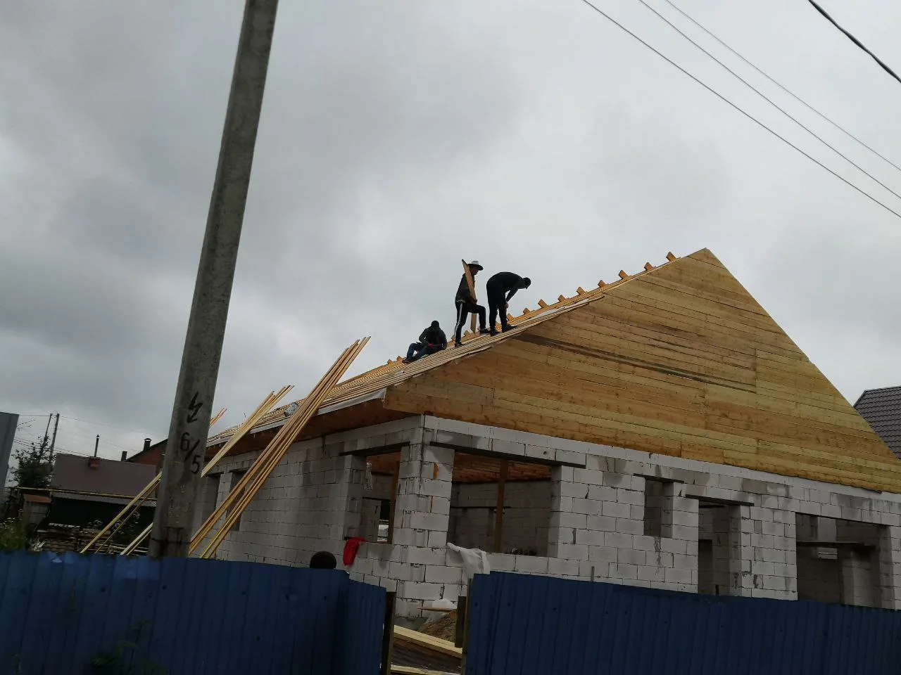 Монтаж кровли из профнастила / профлиста от компании «Альбатрос» наша работа