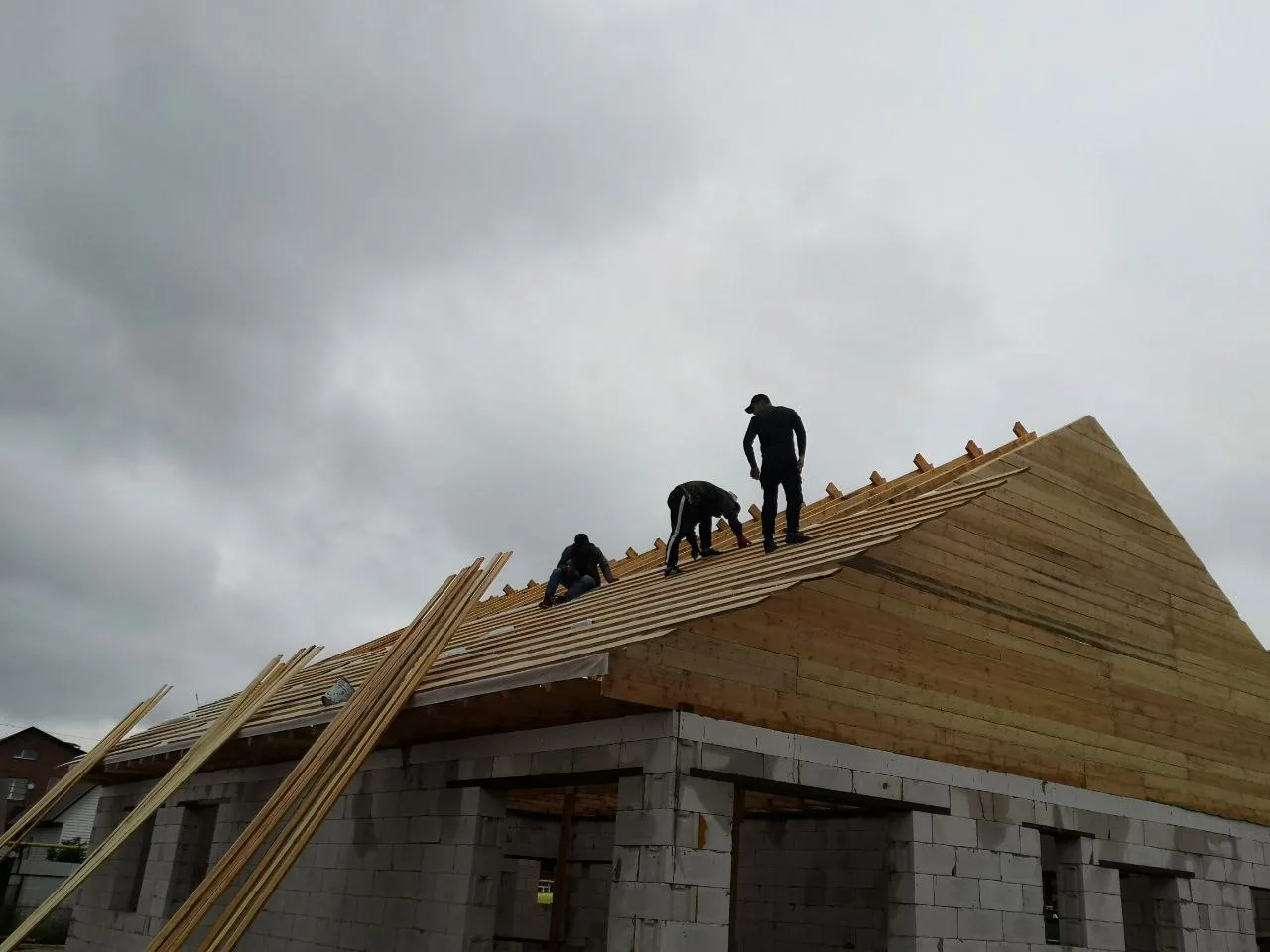 Монтаж кровли из профнастила / профлиста пример