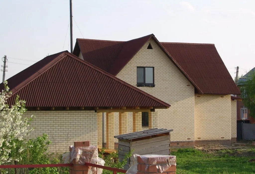 Монтаж кровли из ондулина от компании «Альбатрос» в Краснодарском крае