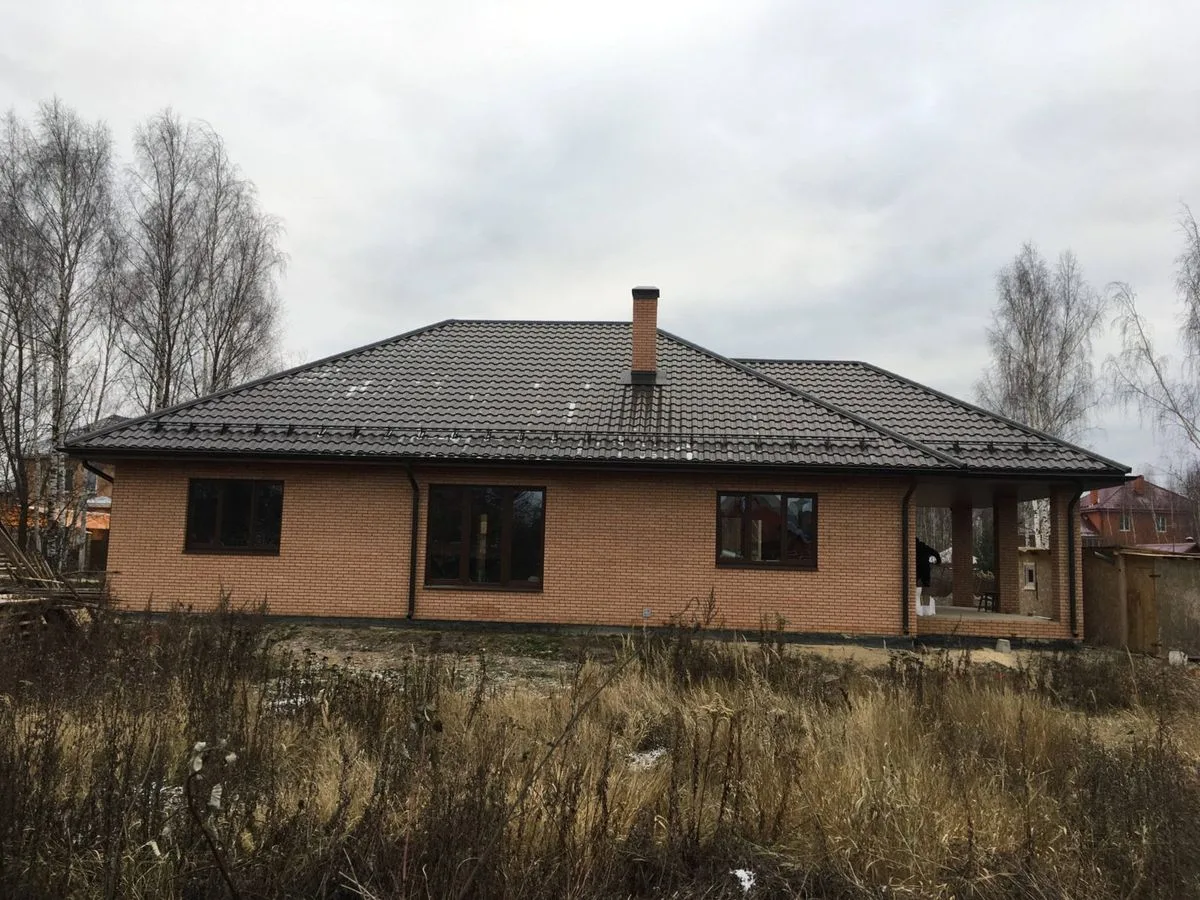 Монтаж кровли из металлочерепицы от компании «Альбатрос» выполненная работа