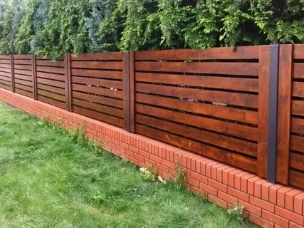 Установка забора из сосны естественной влажности от компании «Альбатрос» в Краснодарском крае