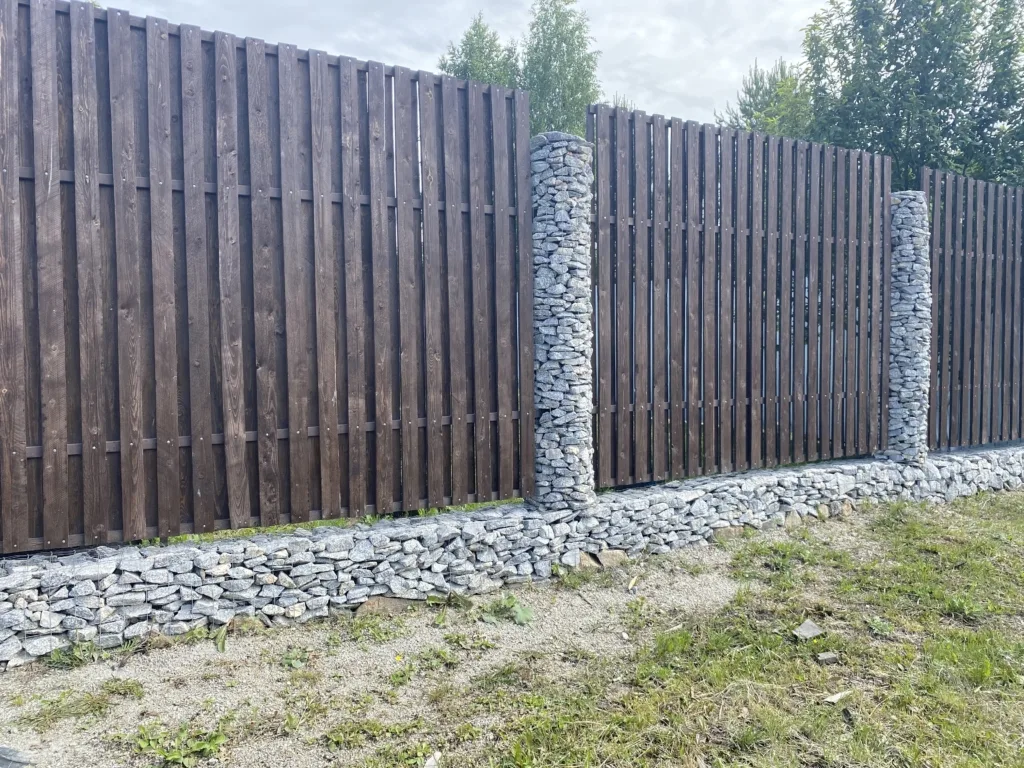 Установка забора из сосны естественной влажности от компании «Альбатрос» наша работа